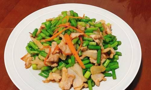 五花肉炒蒜薹，鲜香味美（传统美食）