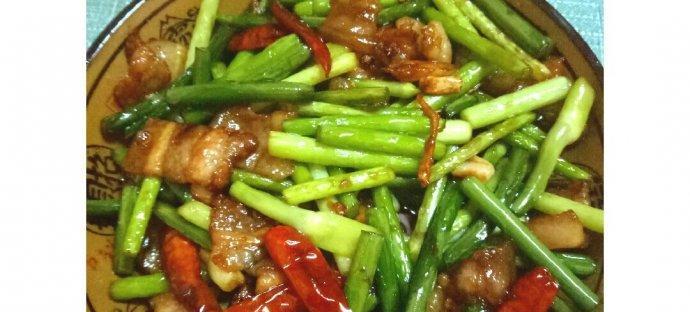 五花肉炒蒜薹，鲜香味美（传统美食）