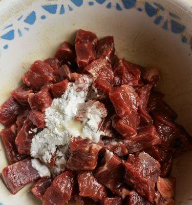 以蒜子烧牛肉，美味不容错过（学会这道菜肴）