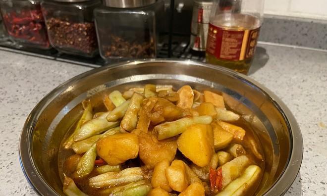 土豆五花肉炖白芸豆的美味做法（家常菜谱）