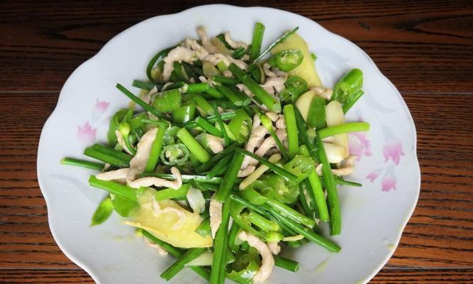 猪腰炒韭菜花的做法（一道美味健康的家常菜）