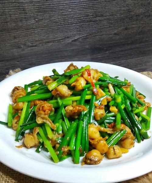 猪腰炒韭菜花的做法（一道美味健康的家常菜）