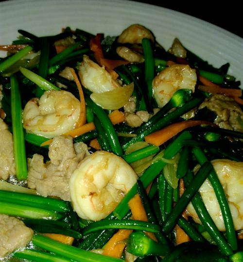 猪腰炒韭菜花的做法（一道美味健康的家常菜）