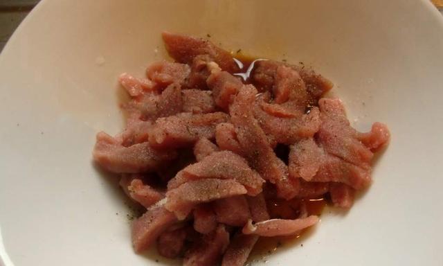 用电饭锅制作香辣猪肉干（一道简单易学的美味零食制作方法）