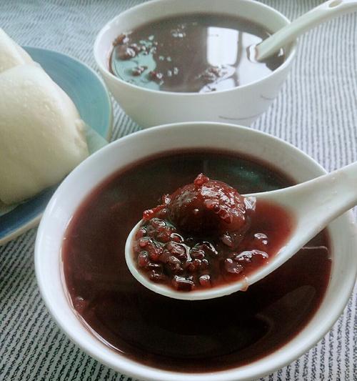香芋黑米红豆粥的做法（健康美味的营养早餐）