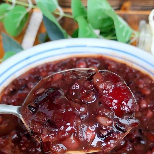 香芋黑米红豆粥的做法（健康美味的营养早餐）