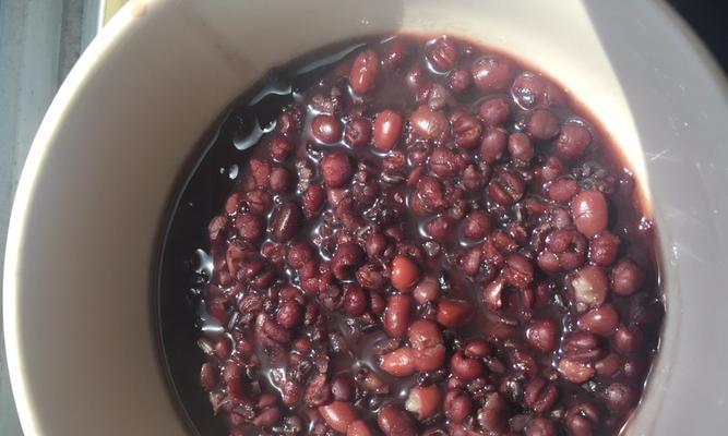 香芋黑米红豆粥的做法（健康美味的营养早餐）