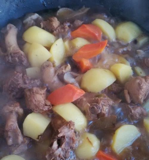 家常美食土豆炖鸭腿（营养丰富口感鲜美）