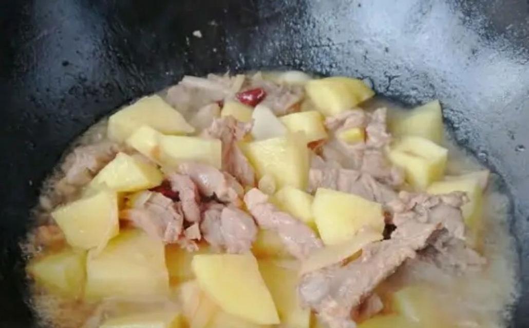 家常美食土豆炖鸭腿（营养丰富口感鲜美）