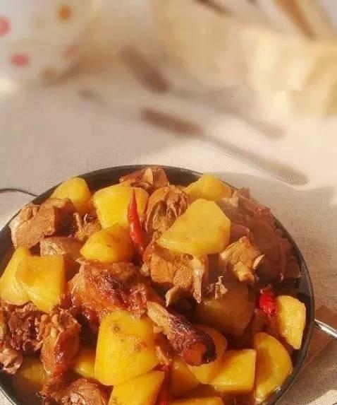 家常美食土豆炖鸭腿（营养丰富口感鲜美）