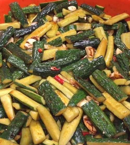 用爽口酱黄瓜做美食，让你爱不释手（15道简单又美味的爽口酱黄瓜菜谱）