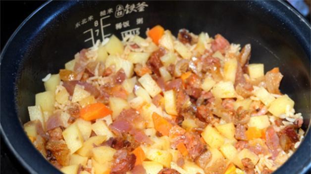 以香长土豆焖饭，口感醇香美味无比（土豆焖饭）