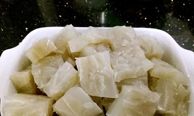 如何制作美味可口的水晶肉皮冻（一步步教你制作口感独特的传统美食）