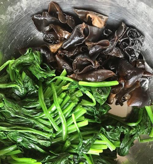 菠菜拌木耳怎么做？步骤和技巧有哪些？