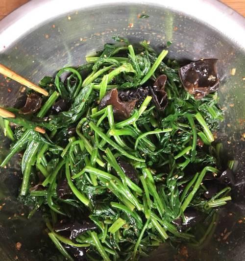 菠菜拌木耳怎么做？步骤和技巧有哪些？