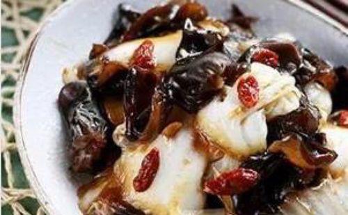 炒黑木耳怎么做？步骤和技巧有哪些？