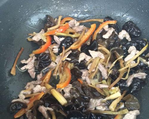 炒黑木耳怎么做？步骤和技巧有哪些？