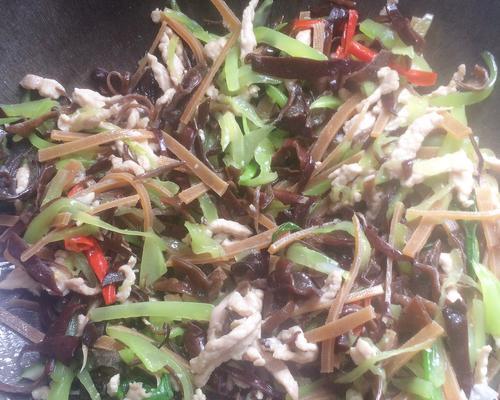 炒黑木耳怎么做？步骤和技巧有哪些？