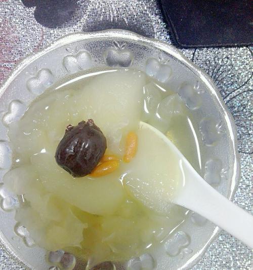 银耳雪梨润肺汤怎么做？有哪些健康益处？