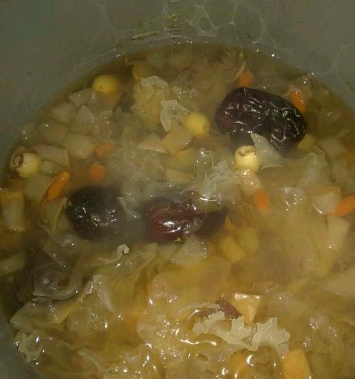 银耳雪梨润肺汤怎么做？有哪些健康益处？