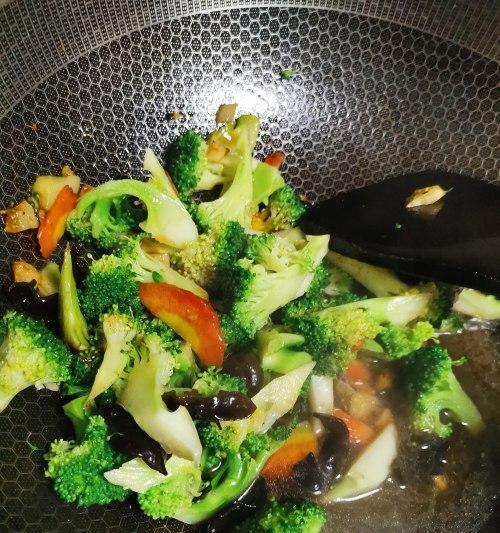 蒜香西兰花怎么做？有哪些简单步骤和技巧？