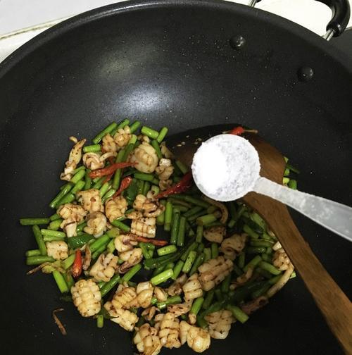 紫苏炒鱿鱼怎么做？步骤和技巧有哪些？