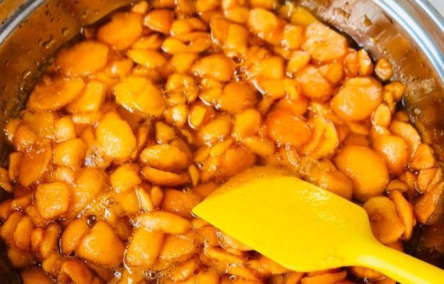 如何自制美味果酱（全面了解果酱制作的技巧和方法）