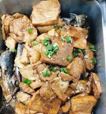 美味鲅鱼炖萝卜(家常小炖菜) 美味鲅鱼炖萝卜(家常小炖菜)