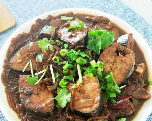 美味鲅鱼炖萝卜(家常小炖菜) 美味鲅鱼炖萝卜(家常小炖菜)