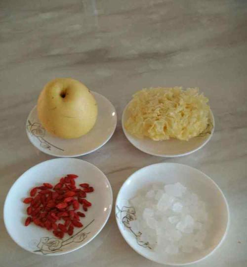 冰糖雪梨超简易低配版制作全攻略（轻松学会制作健康清爽的冰糖雪梨）