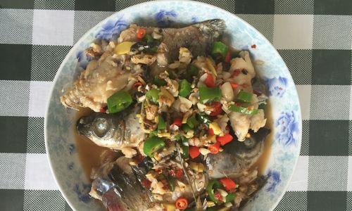 简单易学的青椒红烧鱼做法（新手也能做出的美味红烧鱼菜肴）