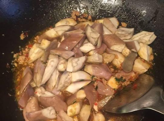 以鱼鳞茄子为主角的家常美食（用鱼鳞茄子做出口感爽脆的美味佳肴）