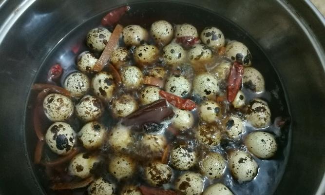 轻松做出美味卤鹌鹑蛋（让您在家轻松品尝美食）