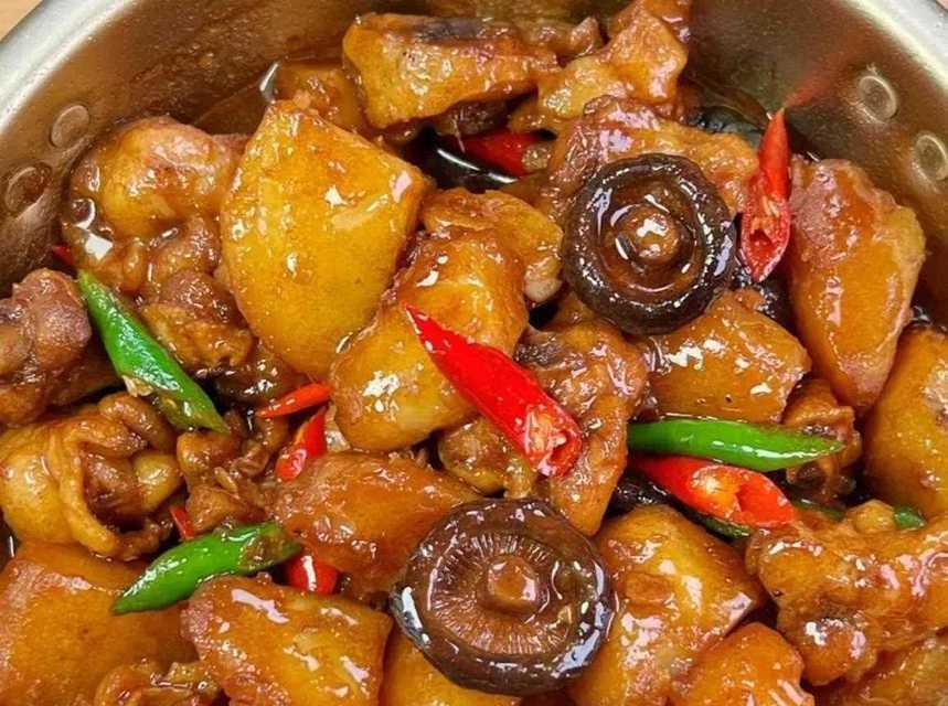 土豆蘑菇炖鸡块，一道美味营养的家常菜（家常美食）